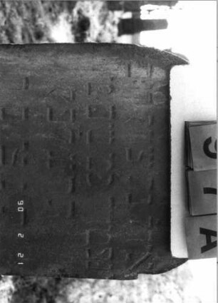 Grabstein 97 (Index: 100116261) Material: Sandstein Zustand: leicht verwittert Maße HxBxT: 105x45x17 cm Beschreibung: aufgesockelte Stele mit Rundbogenabschluß: Grabstein 97A
