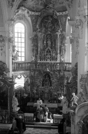 Andechs: Inneres der Kirche, mit Brautleuten vor dem Altar