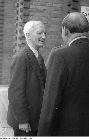 Aufnahmen vom Besuch des britischen Politikers und Ökonomen Lord William Henry Beveridge in Berlin : Lord Beveridge im Gespräch mit Dr. Ernst Schellenberg (rechts)