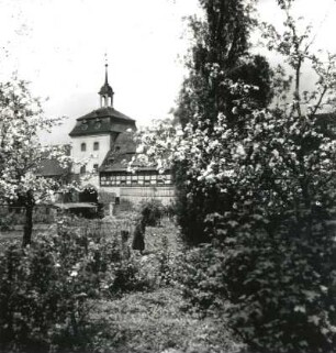 Frohburg, Florian-Geyer-Straße 4/6. Rittergut (18./19. Jh.). Torhaus (Taubenturm). Feldseite (Teilansicht)