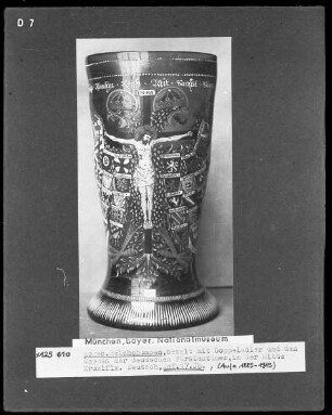 Reichshumpen, bemalt mit Doppeladler und den Wappen der deutschen Fürstentümer, in der Mitte Kruzifix