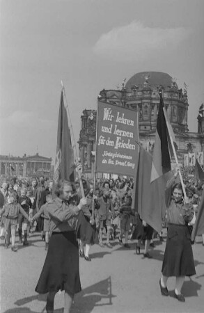 Demonstration zum 1. Mai 1951 in Berlin : Kindergärtnerinnen im Demonstrationszug