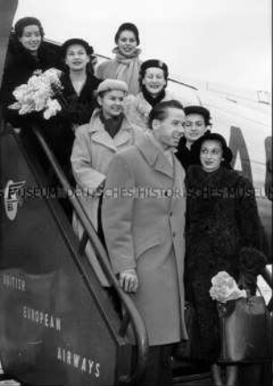 Heinz Oestergaard mit seinen Mannequins nach der Ankunft in Düsseldorf