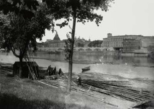 Landsberg an der Warthe, Stadtansicht : Landsberg an der Warthe (Gorzow Wielkopolski/Polen). Stadtansicht mit Stadtkirche St. Marien. Blick über die Warthe nach Nordwesten, am Ufer Flößer beim Floßbau