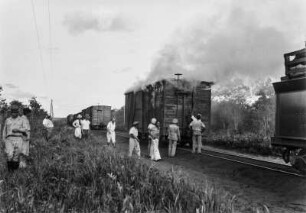 Brennende Lokomotive : Ein Waggon einer Dampflokomotive hat Feuer gefangen. Sowohl die Eisenbahn als auch die anderen Anhänger sind vom Waggon abgekoppelt worden.