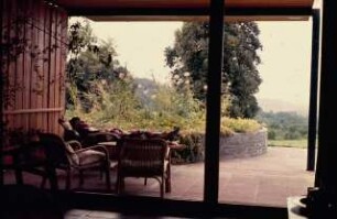 Haus Petersen Lilienhof: Wohnzimmer und Terrasse mit Bewohner