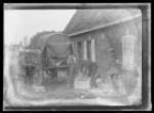 Oberarzt Dr. Bracher leert eine Weinkiste vor seinem Quartier bei Éterpigny (Dep. Somme, Frankreich)