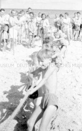 Tauziehen beim Strandsportfest der FDGB-Urlauber in Zingst