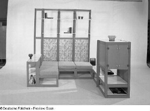 Sitzbank mit Regalteil : SZ-System (1976; Hochschule für Kunst und Design Halle (Burg Giebichenstein)). Sitzbank mit Regalteil und Regal-Schrank-Anbaukombination