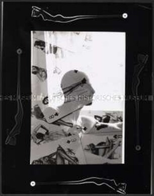 Collage mit der Silhouette eines Mannes und Spielkarten mit Pin-up-Girls (Altersgruppe 18-21)