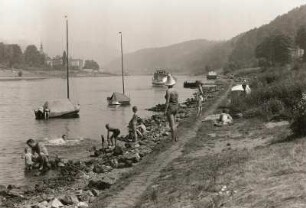 Bad Schandau. Linkes Elbufer mit Segelbooten am Bahnhof. Blick stromauf