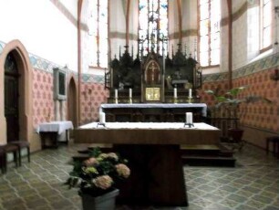 Daxweiler-Innen - Chorraum nach Osten mit Altar in Übersicht