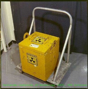 Verschlossener Transportbehälter für Medium Active Waste (MAW) der Abteilung Radioaktive Abfälle (ABRA)