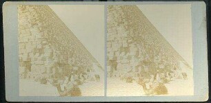 Looking along the North Side of the Great Pyramid. [Gizeh, Große Pyramide]