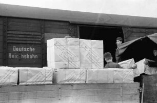 Bukarest: Verladen der Pakete in Güterwagen