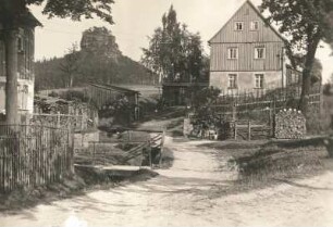 Reinhardtsdorf-Schöna. Schöna. Häuser am Ortsrand. Blick zum Zirkelstein