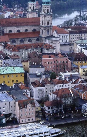 Stadt und Dom in Passau : Stadtübersicht mit Domtürmen, aufgenommen in Passau ca. 2001
