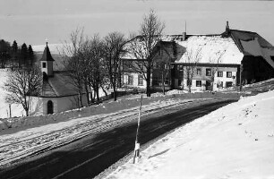 Wirtshaus Gießhübel mit Kapelle im Schnee bei Stohren