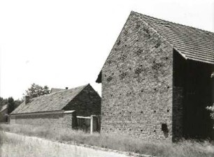 Rohne, Schäferstraße 90. Bauernhof (um 1900). Wirtschaftsgebäude und Scheune