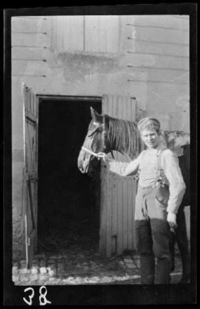 Pferdebursche mit Pferd