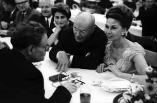 16. Tagung 1966 Mediziner; Studentenabend Polonaise: en face Frau Cournand, André F. Cournand, M. Heinlein, diesseitig am Tisch: Sir Hans A. Krebs