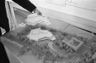 Neubau des Badischen Staatstheaters nach Plänen des Architekten Helmut Bätzner.