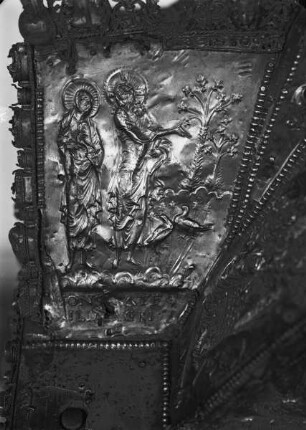 Dachrelief: Christus und ein Jünger mit Lilien