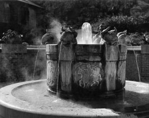 Brunnen mit Ritterdarstellungen und Helmen : Budapest. Brunnen mit Ritterdarstellungen und Helmen. Stein (vielleicht im Bereich der Thermalquellen)