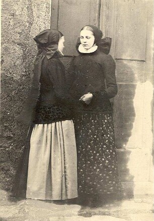Tracht der Wittichenauer Kirchgemeinde : Kleidung - katholische Tracht. Ort: Kulow / Wittichenau. Katholische Tracht aus der Wittichenauer Kirchgemeinde. Typisch: Samtborte um die Kutte