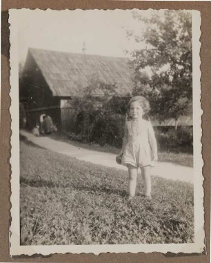 Christiane Zimmers Sohn Andreas auf einer Wiese vor einem Haus stehend