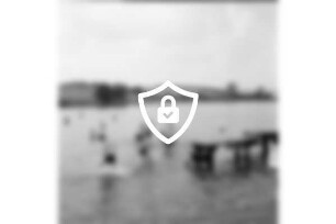 Moorteich: Schulschwimmsteg: badende und spielende Kinder im Wasser: hinten Knicklandschaft
