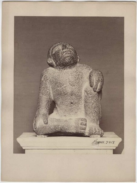 Stone figure from the Uhde Collection: Hunchback. H: 33.5 cm, W: 24 cm, D: 22 cm