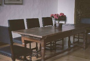 Schloß Reinbek: Ostflügel: Kaminzimmer: Tisch