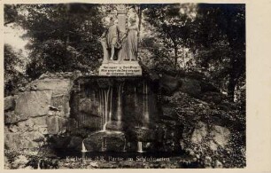 Postkartenalbum mit Motiven von Karlsruhe. "Karlsruhe in Baden. Partie im Schlossgarten". Hermann und Dorothea-Denkmal mit Brunnen im Schlossgarten