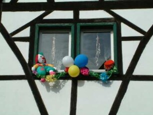 Karnevalsdekoration an einem Wohnhaus