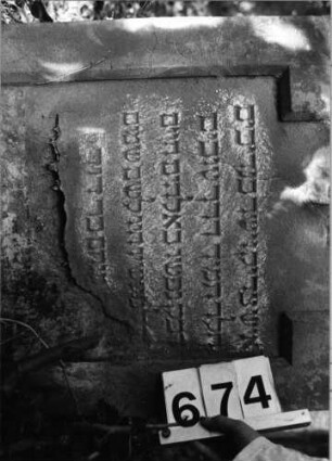Grabstein 674 (Index: 99803008) Material: Sandstein Zustand: unt. abgeblätt/Textverl/Rundbog. zerstört Maße HxBxT: 109x62x13 cm Beschreibung: Stele mit eingezogenem gestelztem Rundbogen, profiliertem Rand Besonderheit: Endreim: Grabstein 674 (Detailaufnahme)