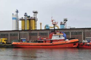 Frachtschiffe im Hafen : An einem Kai im Hafen liegen kleine Frachtschiffe. Aufgenommen am 8. Juli 2009 in Gdansk (Danzig)