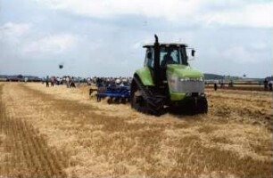 Fotografie: Stoppelbearbeitung, Raupentraktor, Gummiraupenlaufwerk, Bodenbearbeitung