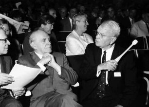 20. Tagung 1970 Chemiker; Studentenabend Nobelpreisträger im Gespräch: Ronald G. Norrish, Harold C. Urey, dahinter Frau Staudinger
