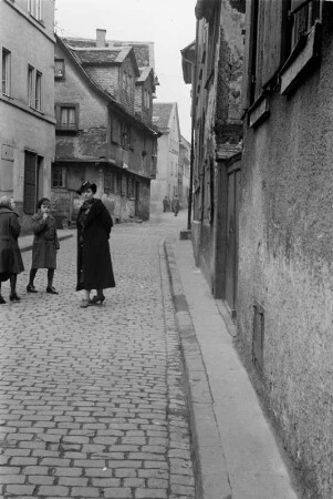 Altstadt : Gasse in einer Altstadt. Links im Bild Franz Kupferschmidts Frau und sein Sohn.
