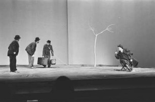 Szenenbilder aus "Warten auf Godot", Theaterstück von Samuel Beckett. Schiller-Theater Berlin, Februar 1965