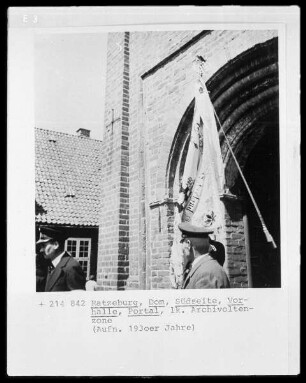 Ratzeburg, Evangelische Domkirche, Vorhalle, Portal (linke Archivolte), Aufmarsch von Nationalsozialisten