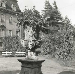 Lichtenwalde. Schloßvorplatz mit Schmuckvase. Sandstein