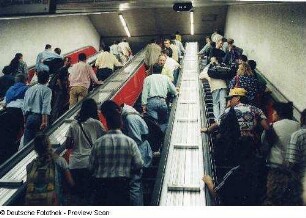 Auf der Rolltreppe an der Metrohaltestelle Hauptbahnhof (Stazione Termini)