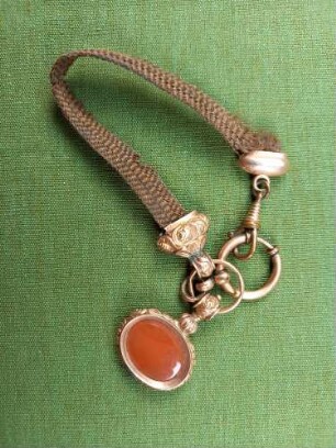 Accessoire / Uhrenkette, aus menschlichem Haar geflochten