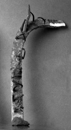 Bronzener Beschlag mit silbernen Nägeln