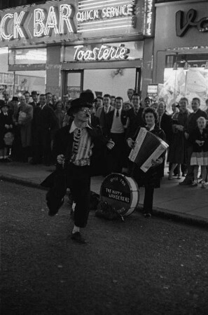 London nachts : London nachts, The Happy Wanderers on Charing Cross Road (?)