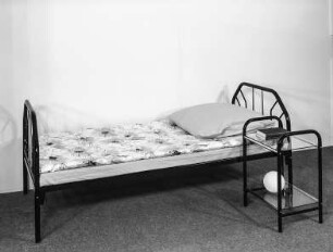 Bett mit Nachttisch