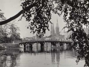 Lübeck, Trave mit Dankwartsbrücke. Blick gegen die Altstadt mit Marien- und Petrikirche von Südwesten