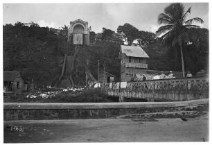 Fort de France (Martinique). Wäscherei am Wasserfall, rechts Fußgängerbrücke mit Touristen